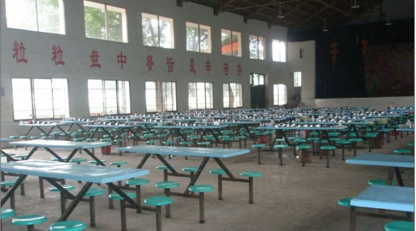 学校食堂安装隔墙板完工后图示2